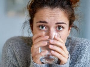 Όταν δεν πίνουμε νερό αυξάνεται την κορτιζόλη που εντείνει το άγχος.